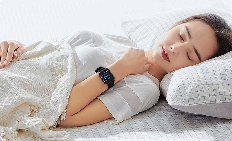 Девушка спит, носит умные часы Xiaomi Smart Watch