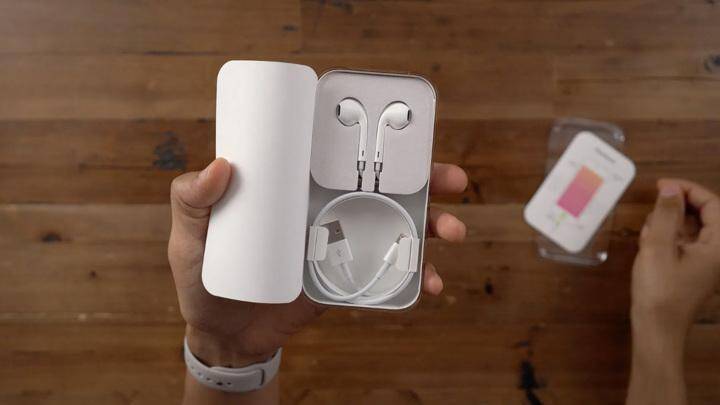 Исходный код iOS 14.2 подтверждает, что iPhone 12 будет без наушников EarPods 4 Женщина с короткими светлыми волосами на фоне темного фона с фиолетовым освещением