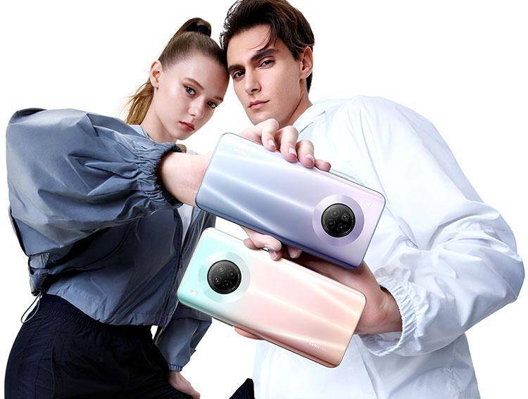 Huawei представила смартфон Huawei Y9a 7 Мужчина с длинными волосами и бородой в комнате