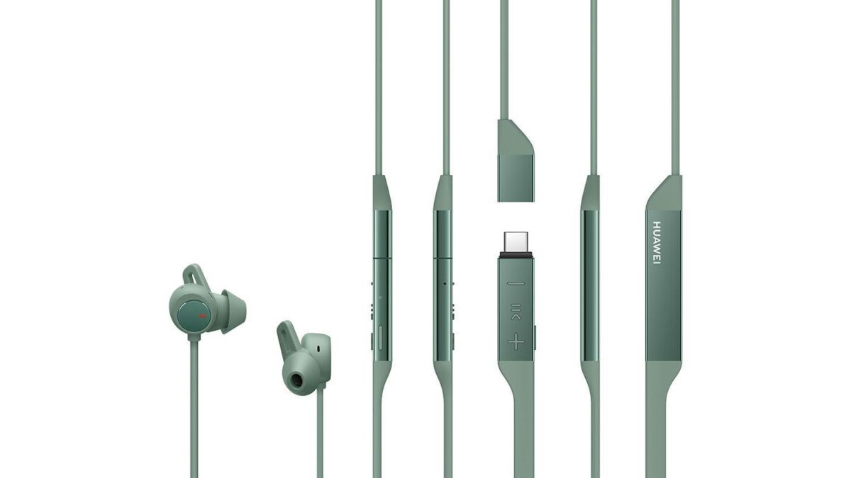 Автоматический робот-инвентаризатор Яндекс Роботикс в складском помещении