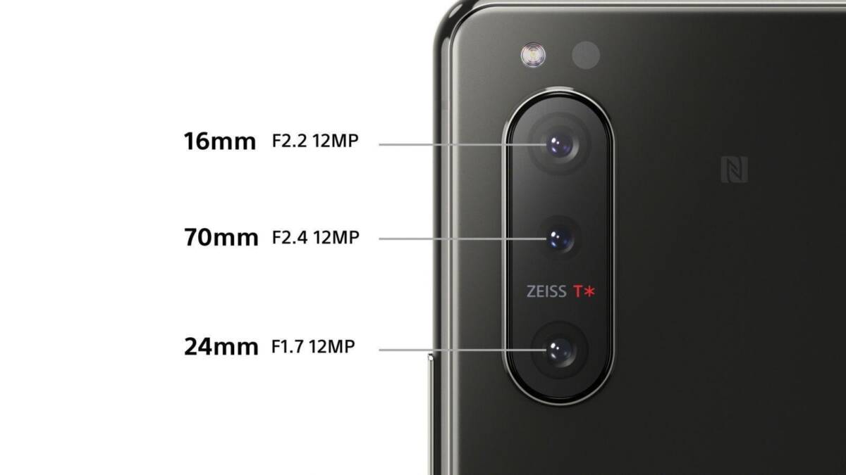 Sony выпустила компактный Xperia 5 II 10 Женщина использует портативный пылесос Honor Choice 10 серия в гостиной с собакой на полу