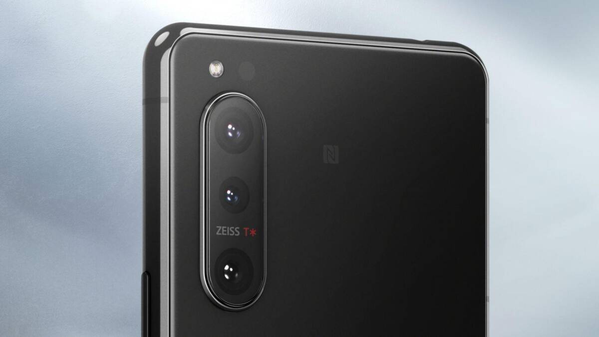 Sony выпустила компактный Xperia 5 II 13 Спикер с микрофоном на сцене во время выступления