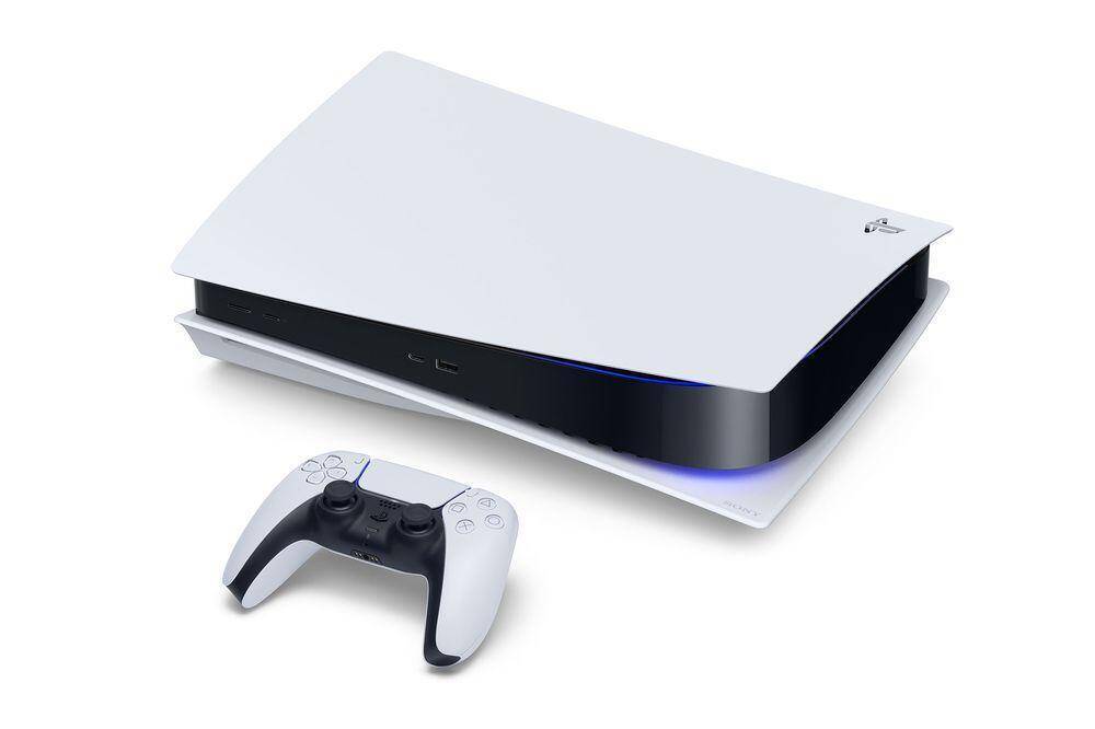 Игровая консоль PlayStation 5 и контроллер в белом цвете