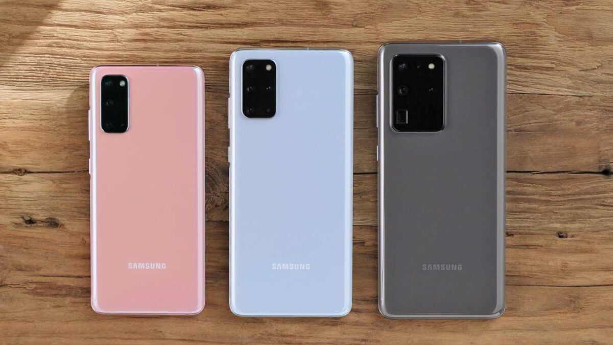Три смартфона Samsung Galaxy S21 на деревянном столе