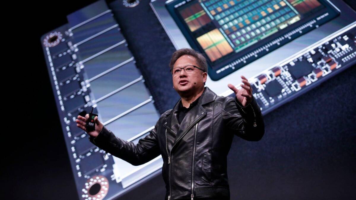NVIDIA покупает ARM за 40 миллардов долларов 2 Спикер в кожаной куртке на фоне слайд-шоу NVIDIA ARM
