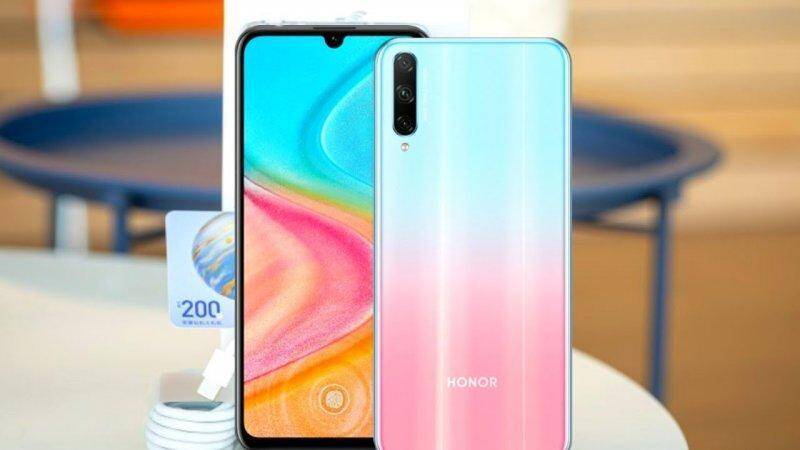 Смартфон Honor 30i с трио камер сзади и дисплеем спереди