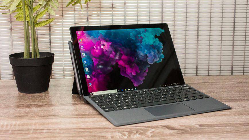 Планшет Surface с клавиатурой и стилусом на столе