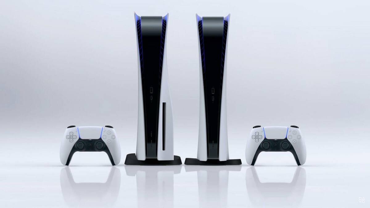 Две игровые консоли PlayStation 5 и два контроллера