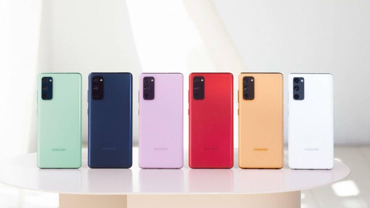 Различные цвета смартфона Samsung Galaxy S20 FE сзади