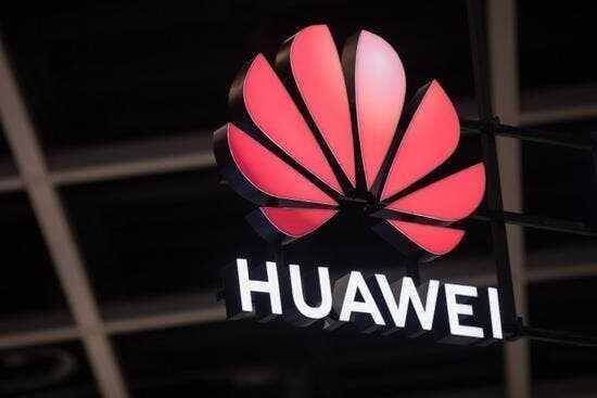 Huawei ждёт обвала в продажах смартфонов 4 Логотип Huawei P50 Pro освещенный в темноте
