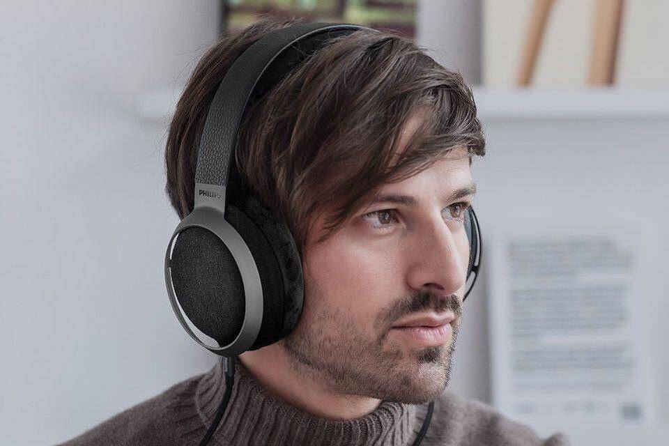 Наушники Philips объемные закрытые на голове человека