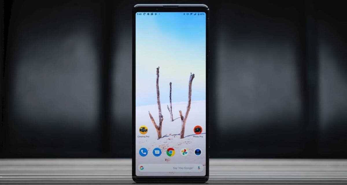 Смартфон Sony Xperia 1 III с загнутым экраном и иконками приложений