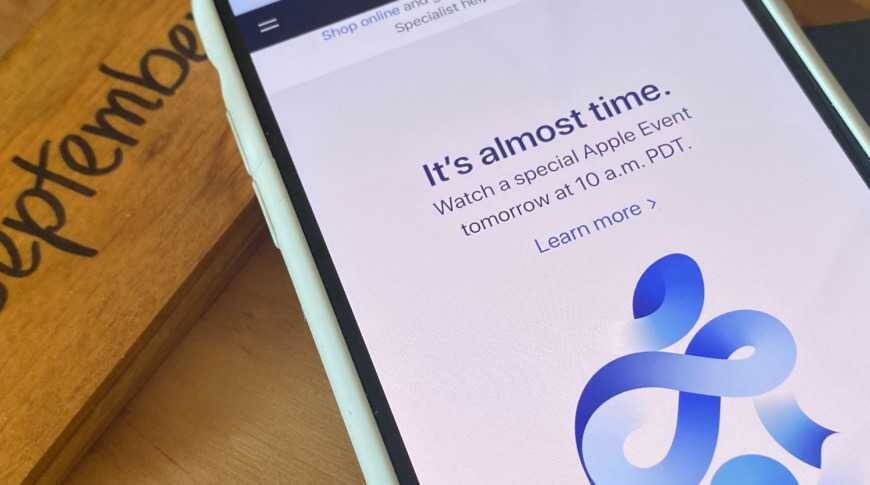 Экран iPhone с уведомлением о предстоящем событии Apple