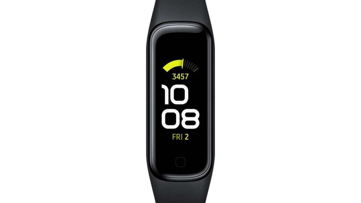 Samsung представила фитнес-трекер Galaxy Fit2 9 OPPO Reno15 Pro и Watch S на белом столе