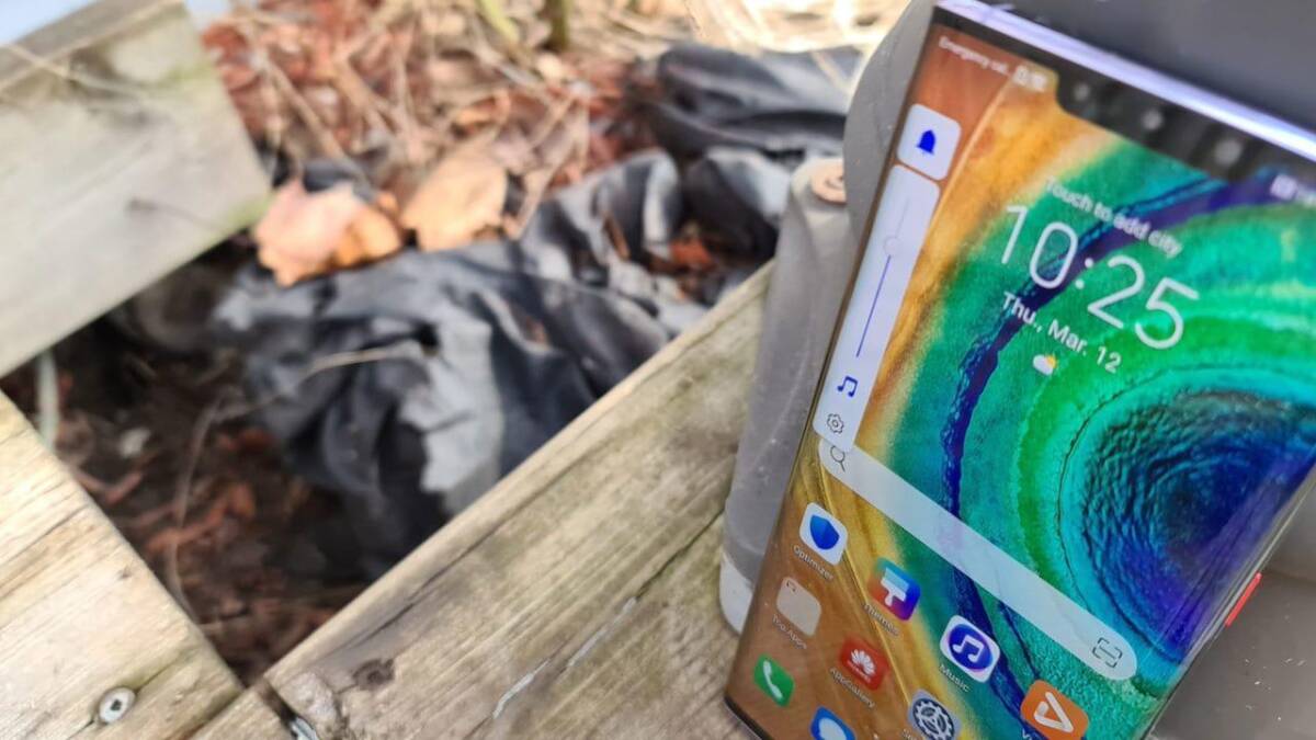 В сеть утекли характеристики камер серии Huawei Mate 40 7 Смартфон Huawei Mate 40 на деревянной поверхности с интерфейсом