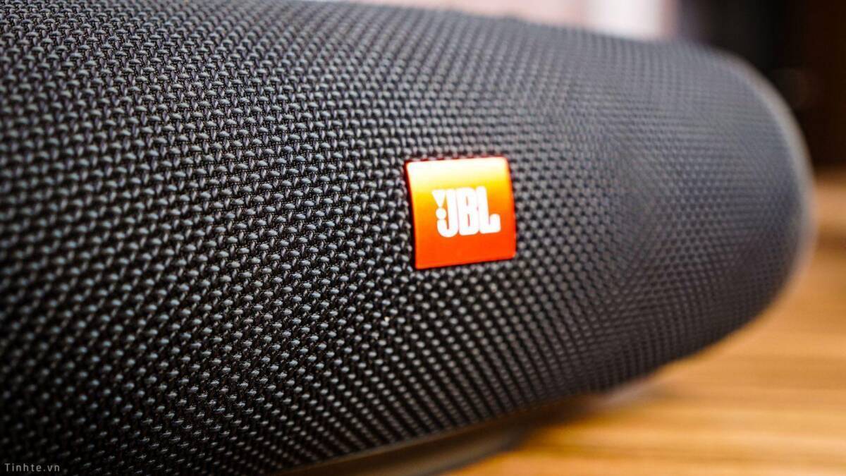 Беспроводная портативная колонка JBL с тканевым покрытием