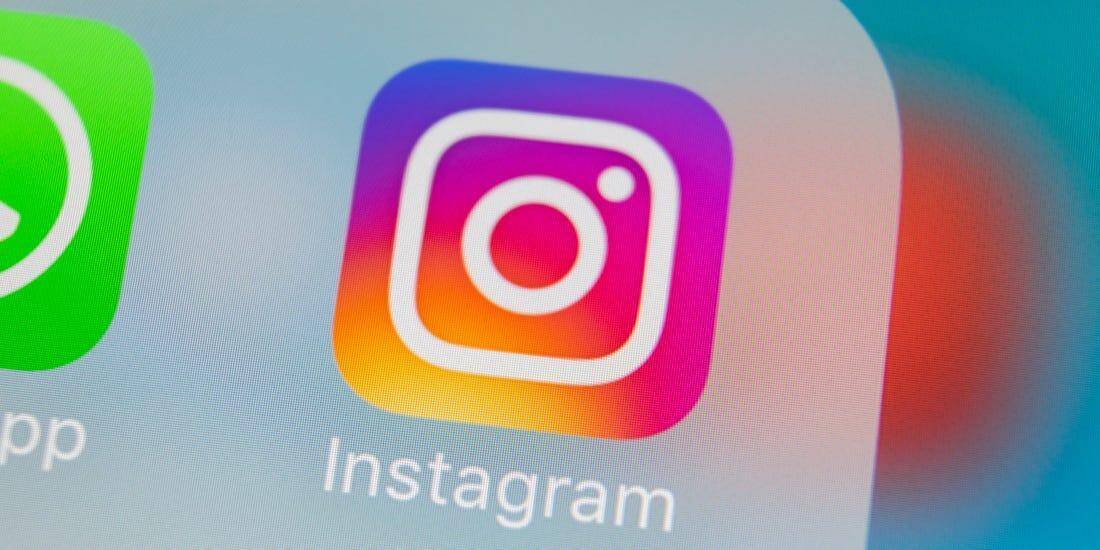 Facebook и Instagram тестируют объединение историй 3 Иконка Instagram* на экране смартфона, близкий план