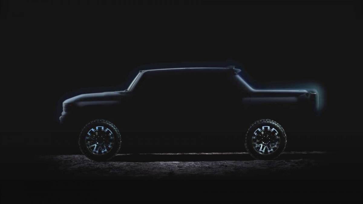Электрический GMC Hummer EV в боковом виде в темноте