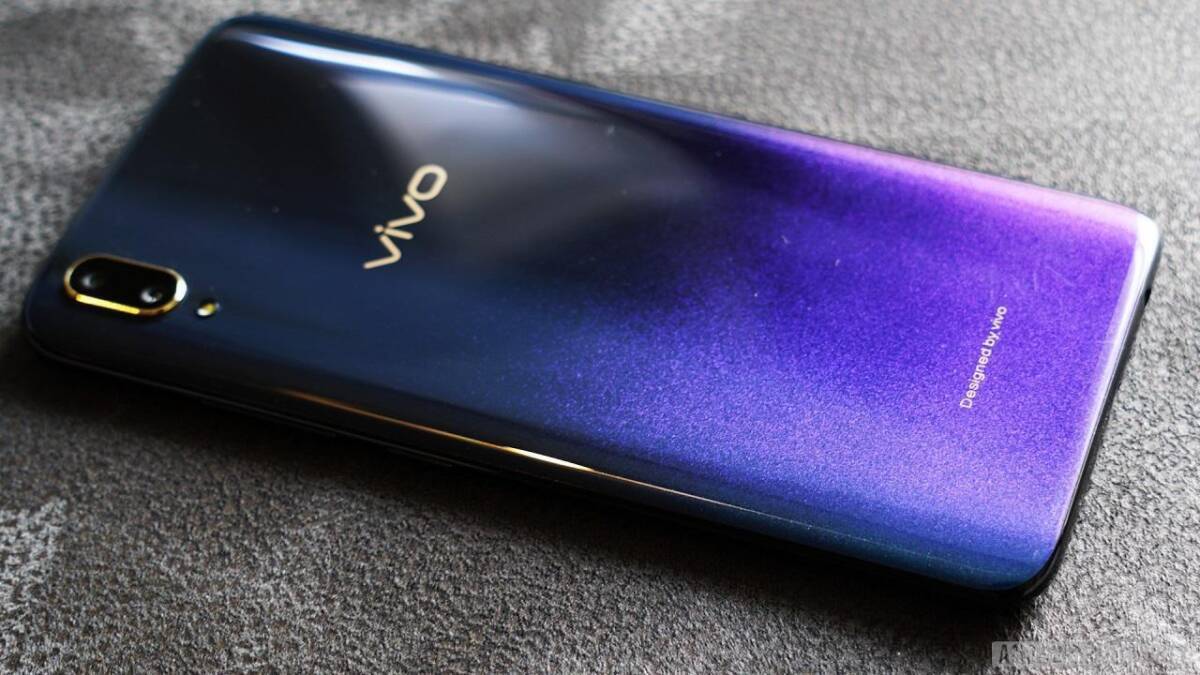 Задняя панель смартфона Vivo с эффектом изменения цвета