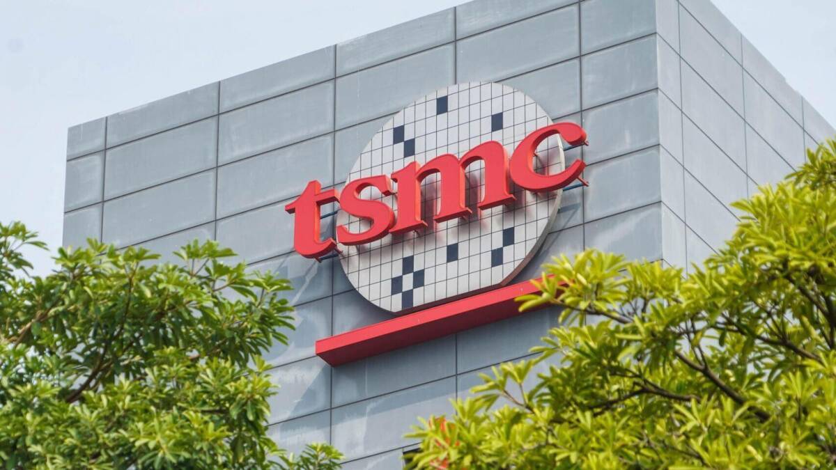 Здание с логотипом TSMC на внешней стене