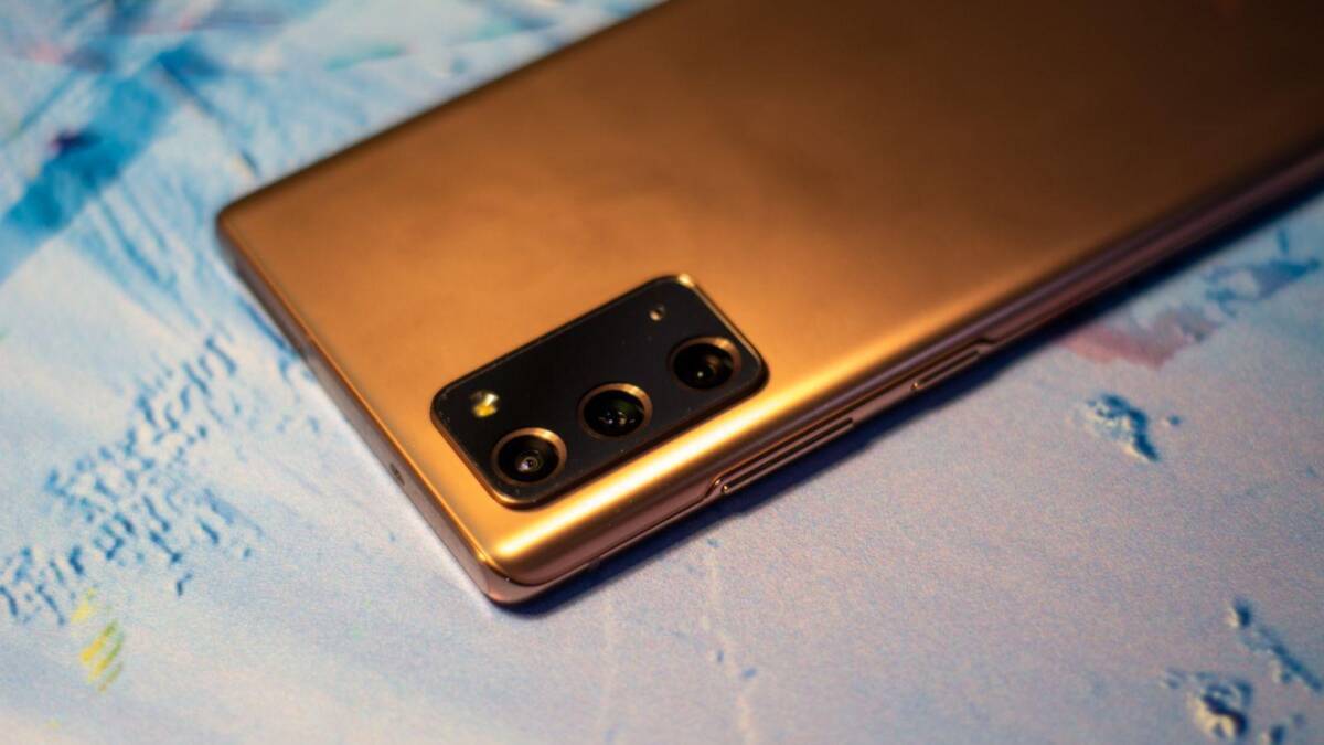 задняя часть смартфона OPPO Reno4 с тройной камерой