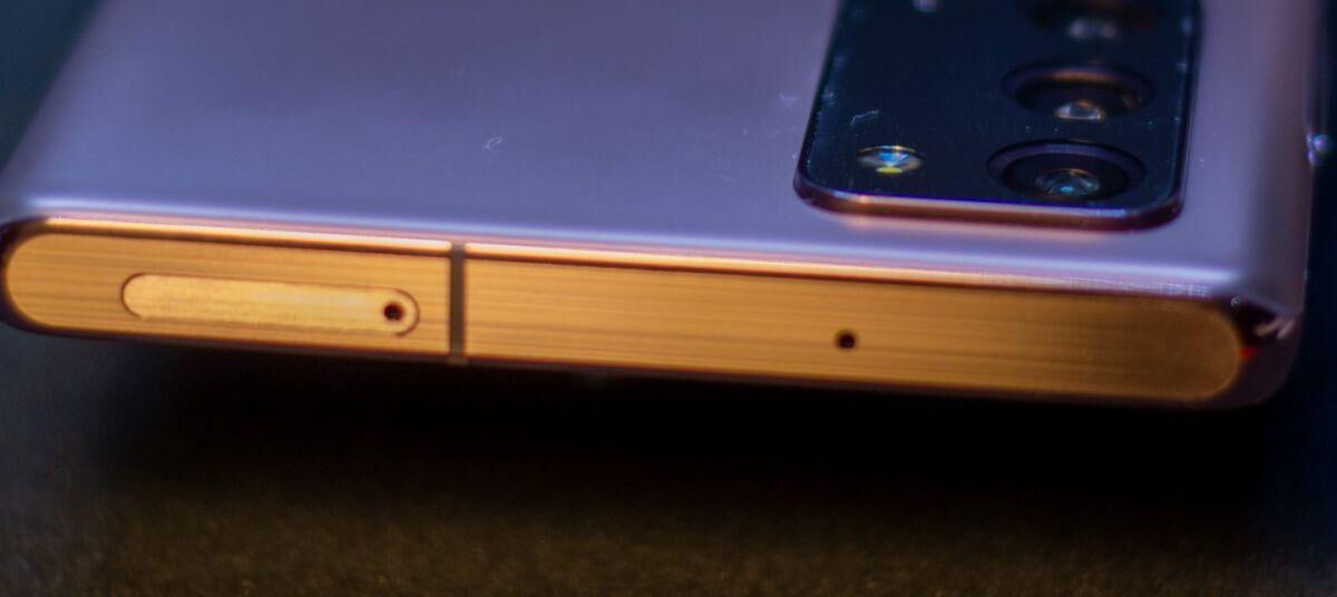 Боковая часть умных часов Elephone с золотой рамкой