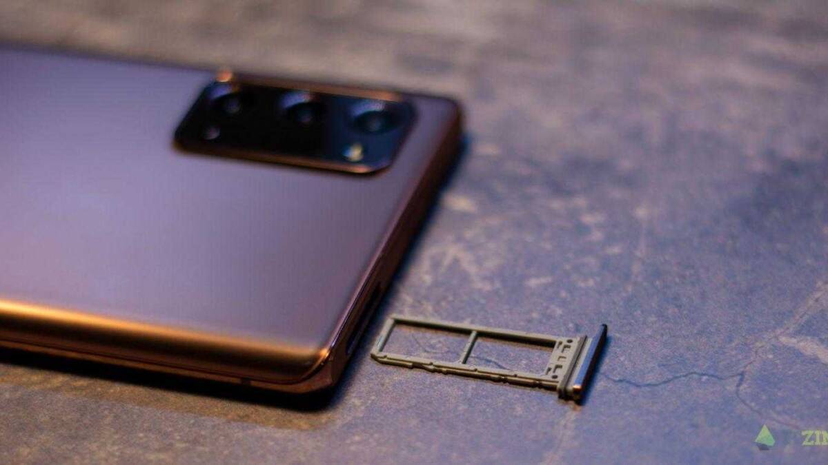 Сдвоенный (но не строенный) слот для SIM-карты и microSD в Samsung Galaxy Note20