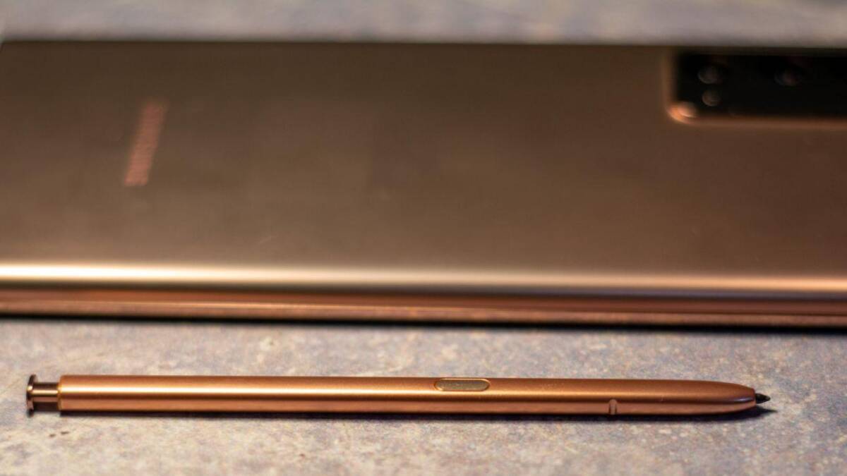 Розовое металлическое стилус и задняя панель смартфона Samsung Galaxy Note 20