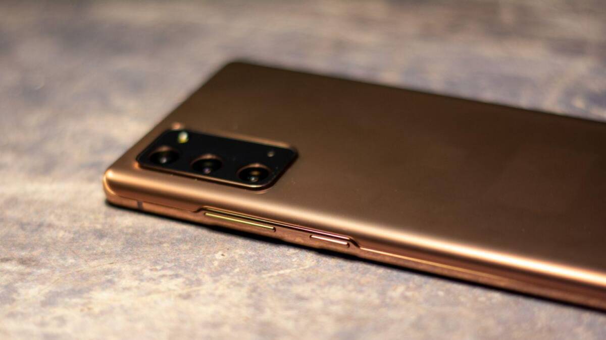 Задняя панель смартфона Elephone с тремя камерами