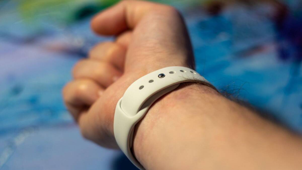 Первый взгляд: обзор Apple Watch series 6 cо сканером кислорода в крови 44 Мужчина показывает руку с Apple Watch Series 6 с датчиком кислорода на запястье