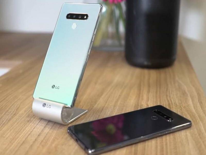 Два смартфона LG K71 на деревянной поверхности