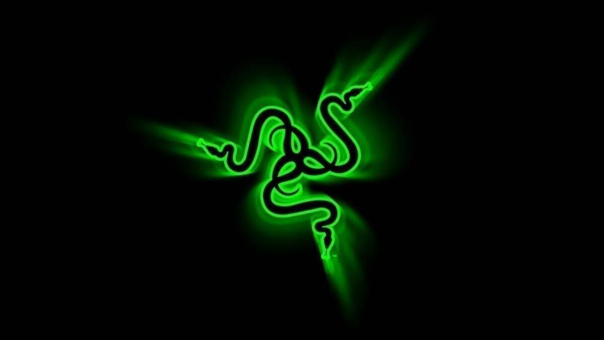 Зеленая неоновая подсветка логотипа Razer на черном фоне