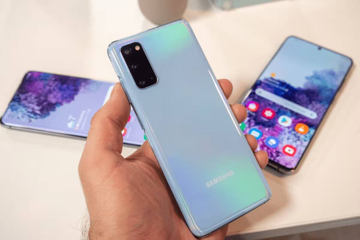 Обзор задней панели Samsung Galaxy S20 Fan Edition с четырьмя камерами и логотипом Samsung