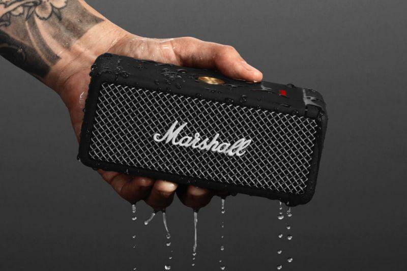 Водонепроницаемая беспроводная колонка Marshall Emberton под дождём