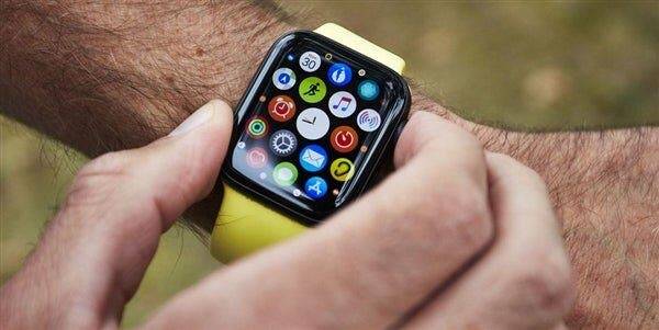 умные часы Apple Watch SE с ярким желтым ремешком