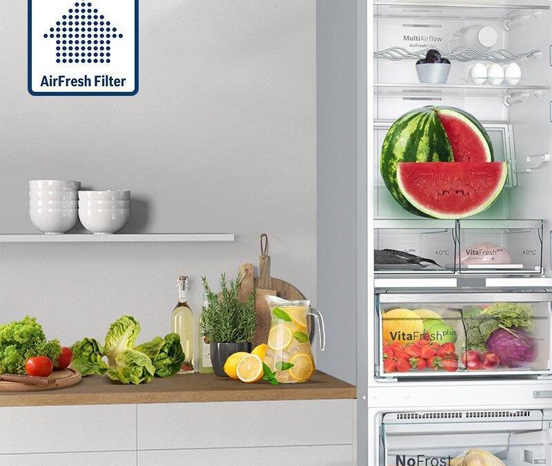 Холодильник BOSCH с фруктами внутри и снаружи