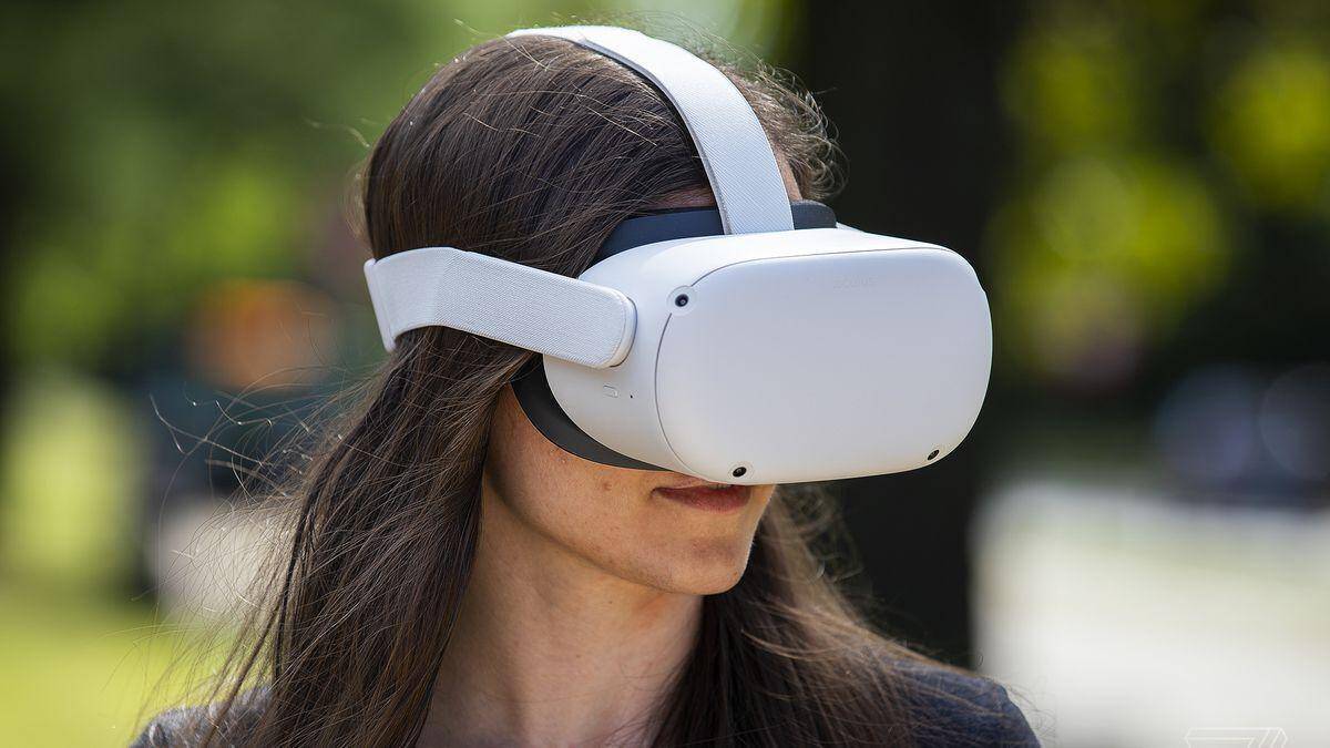 Человек в шлеме виртуальной реальности Oculus Quest 2 на улице