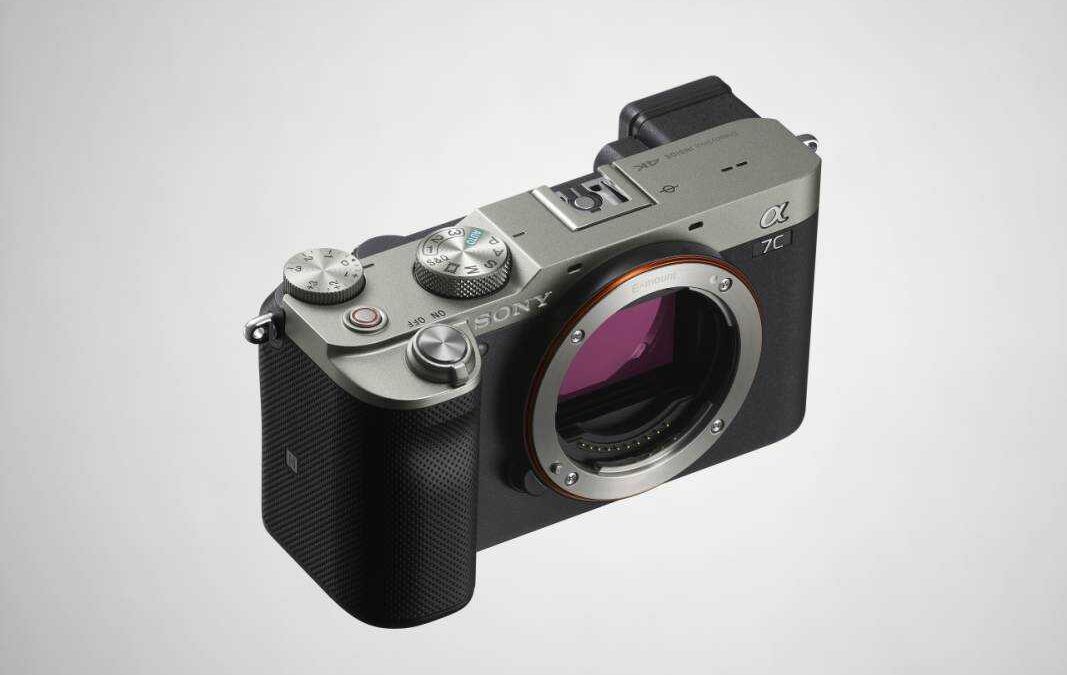 Объектив и корпус камеры Sony Alpha 7C с металлическими элементами сверху и черной рукояткой сбоку