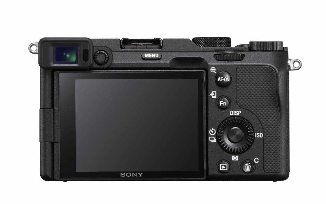 Задняя панель камеры Sony Alpha 7C с ЖК-экраном и кнопками