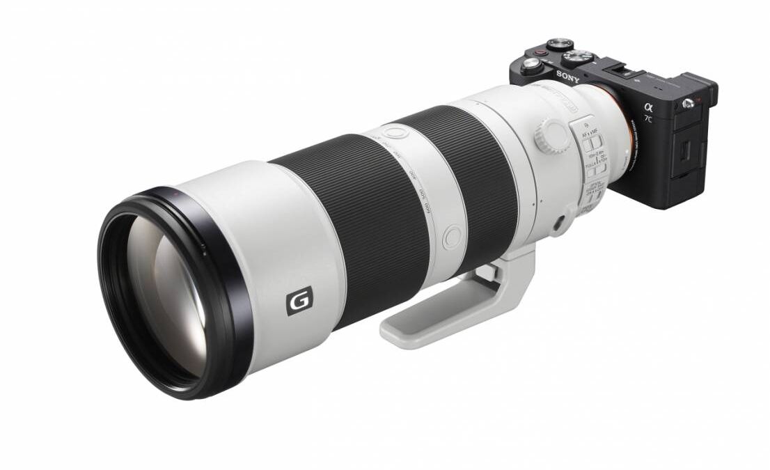 Камера Sony Alpha 7C с длинным телеобъективом с белым корпусом и черными кольцами