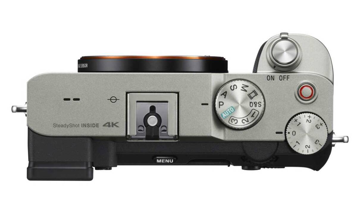 Sony Alpha 7C претендует на звание самой маленькой полнокадровой камеры в мире 11 Верхняя панель камеры Sony Alpha 7C с ручками и настройками