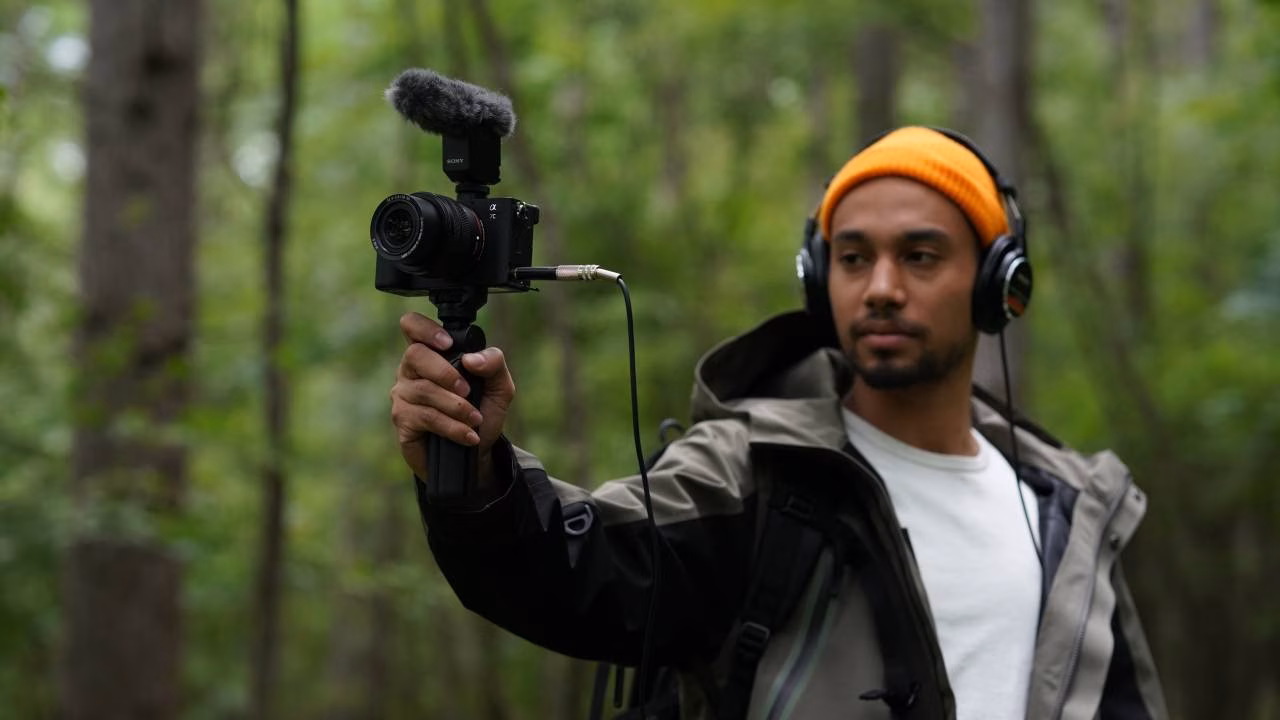 Sony Alpha 7C претендует на звание самой маленькой полнокадровой камеры в мире 6 alpha 7c vx8016 headphone 0917 1280x720 1