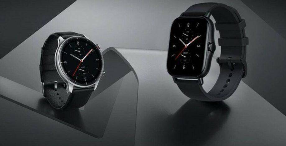 Два умных часа Amazfit GTR 2 и GTS 2 на сером фоне отображают циферблаты