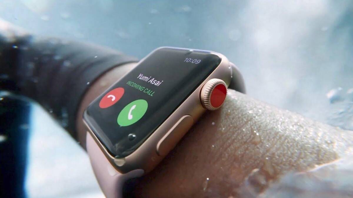 умные часы Apple Watch SE во время плавания