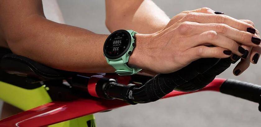 Часы Garmin Forerunner 745 на запястье в профиль