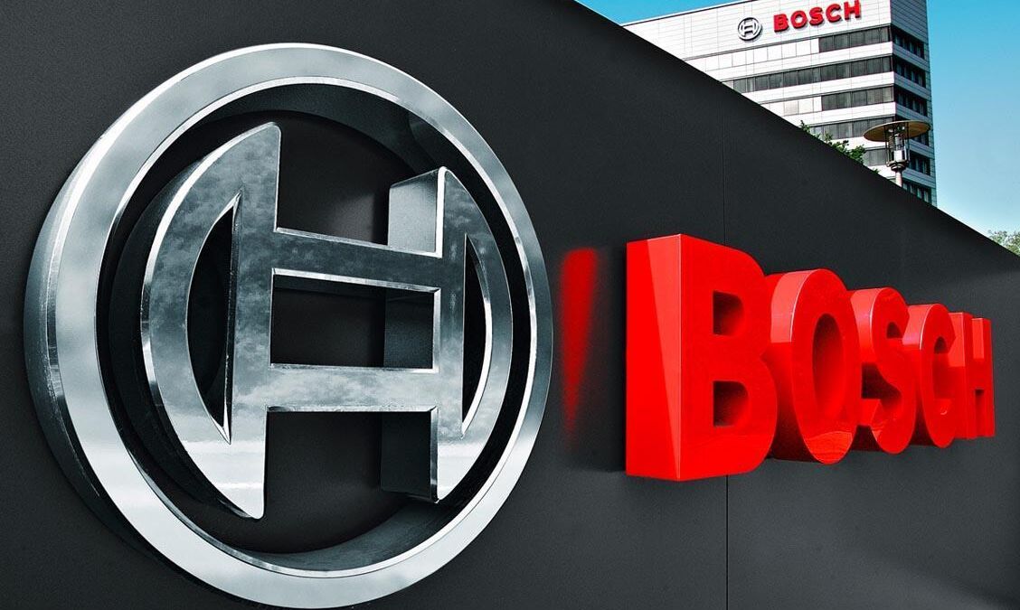 Логотип Bosch и крупная эмблема компании на стене