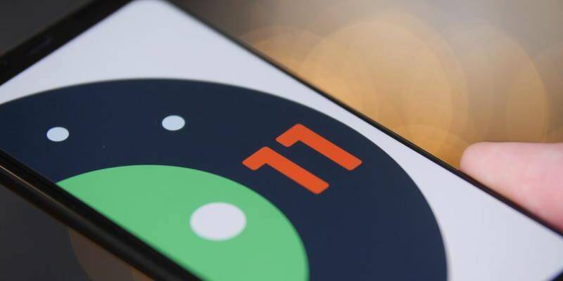 Смартфон с экраном показывающим уведомление о Android 11