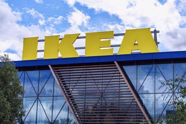 IKEA вместе с ASUS создают мебель для геймеров 3 Знак IKEA на фасаде современного здания с стеклянными фасадами