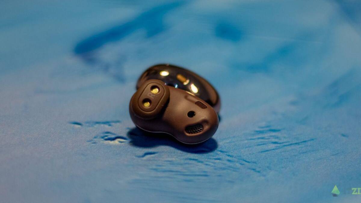 Обзор наушников Samsung Galaxy Buds Live: бобы в ушах 25 Одинокий наушник Samsung Galaxy Buds Live