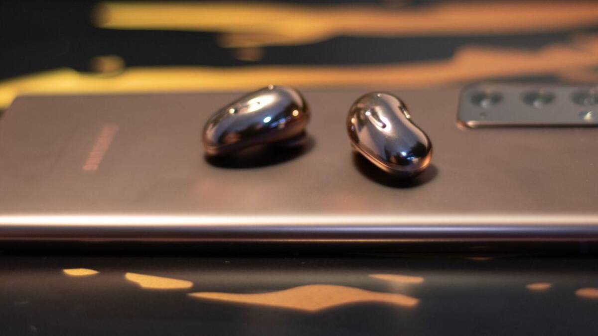 Беспроводные наушники Samsung Galaxy Buds Live на поверхности